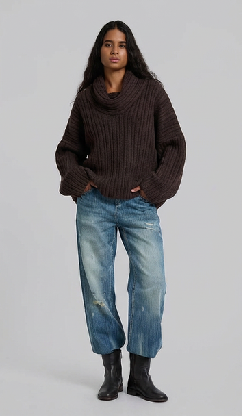 MINIMAL OFF-SHOULDER KNIT TOP